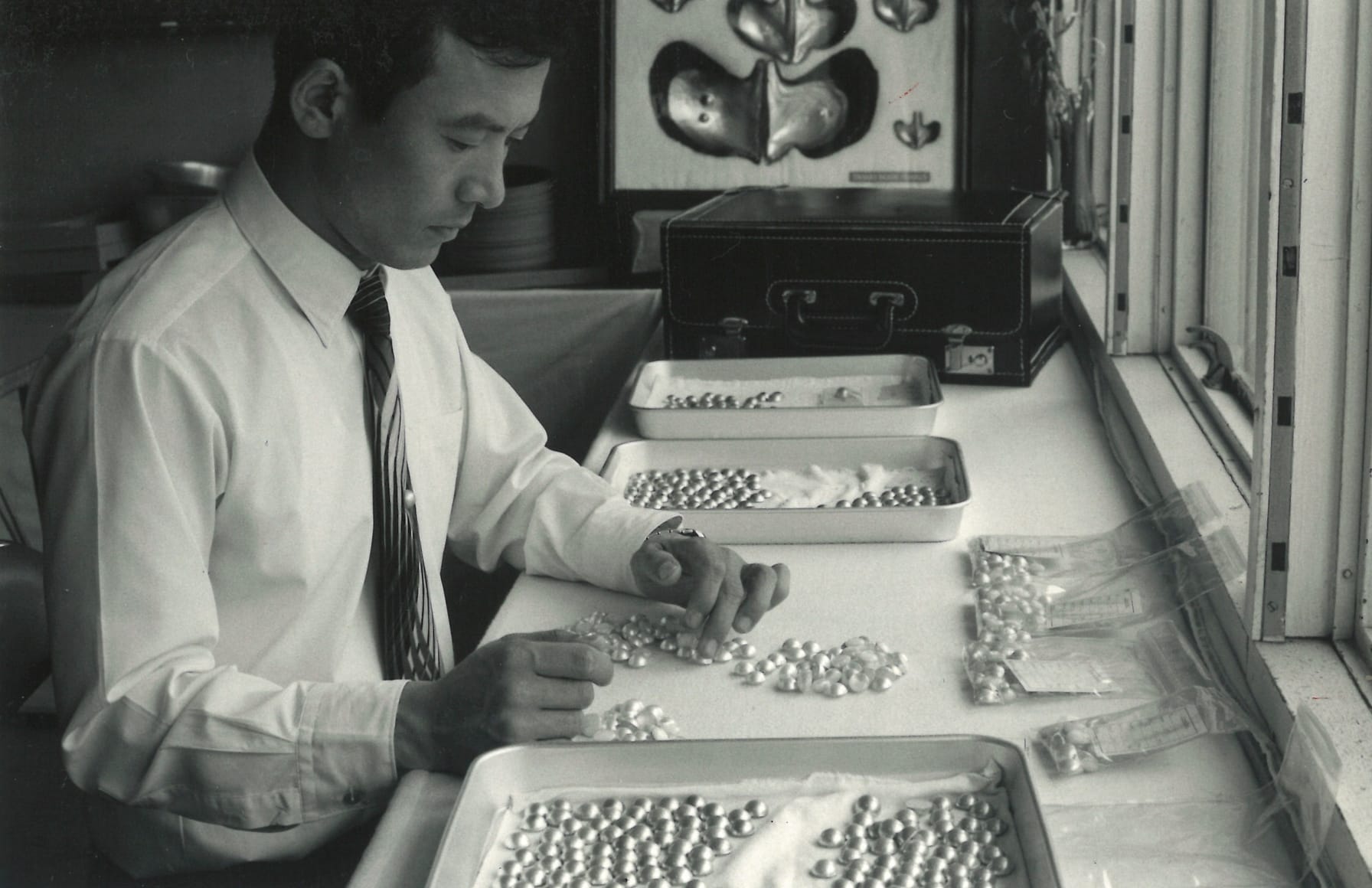 日本での養殖が難しいとされたマベ貝。独自の研究所を設け、1970年に世界初の人工採苗に成功。絶滅の危機にあったマベ貝の量産化に光明をもたらしました。