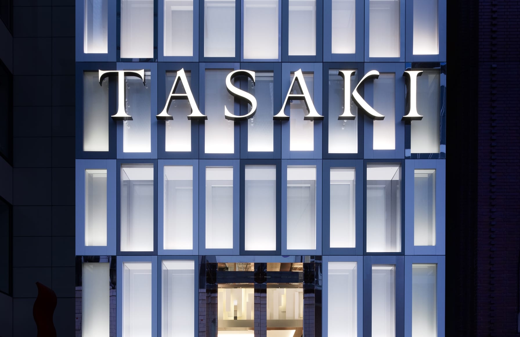 2009年、ブランド名を田崎真珠からTASAKIに変更し、東京銀座のフラッグシップストアを刷新。さらに海外の新進気鋭のデザイナーをクリエイティブ ディレクターとして招き、革新的なジュエリーを数多く生み出しています。