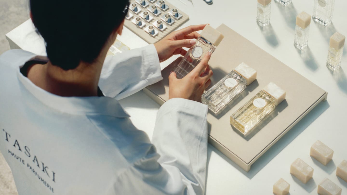 パリのアトリエから生まれる香りの芸術作品