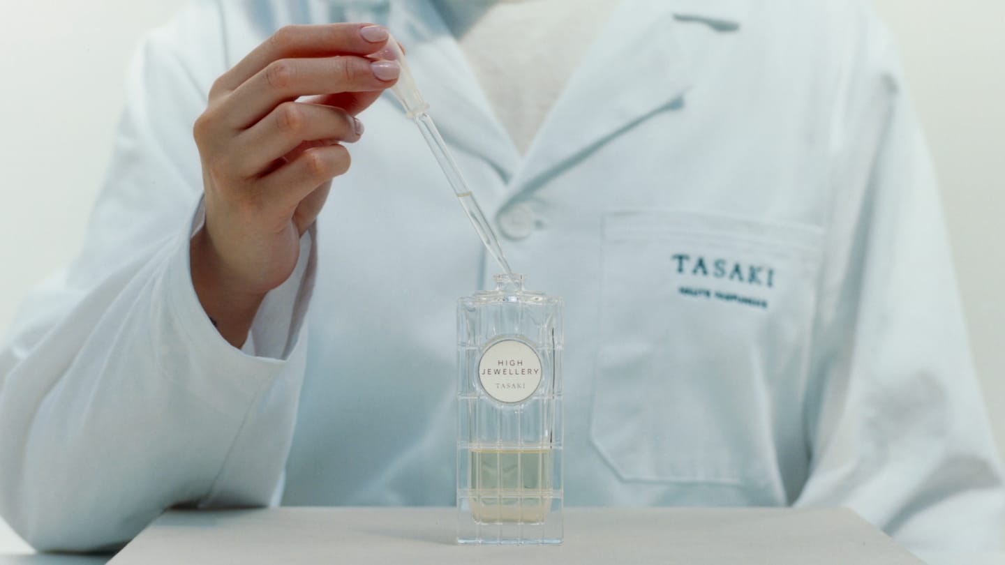パリのアトリエから生まれる香りの芸術作品
