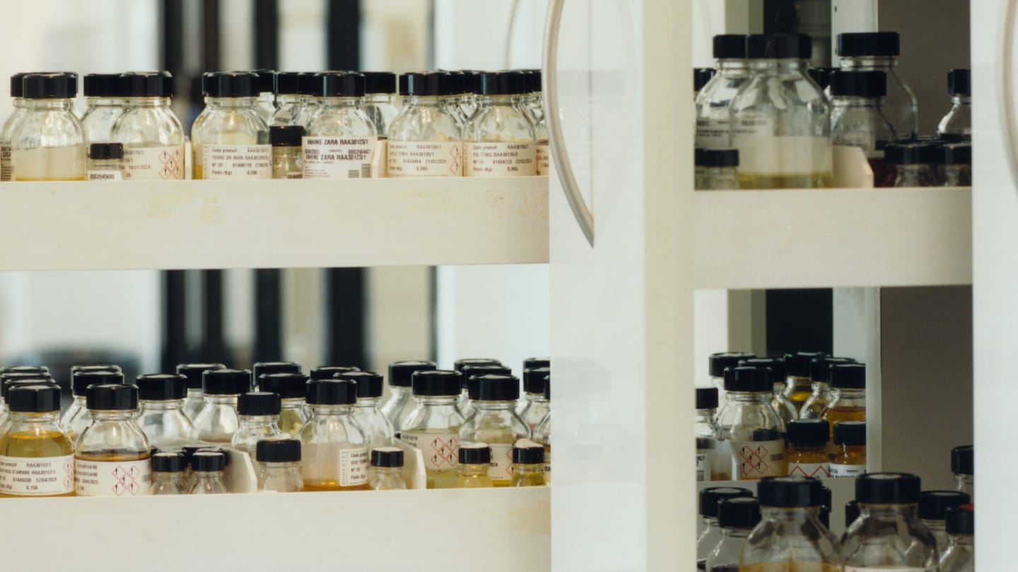 パリのアトリエから生まれる香りの芸術作品