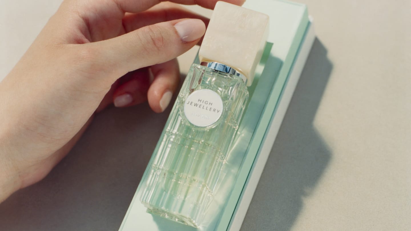 パリのアトリエから生まれる香りの芸術作品