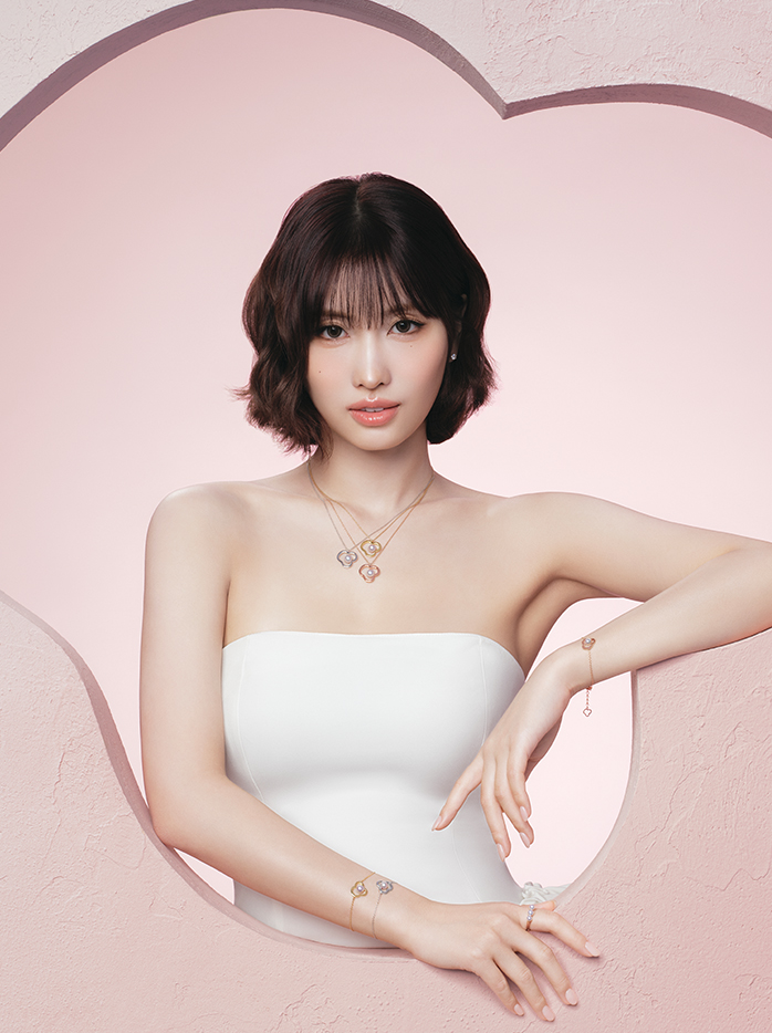 デコルテに輝く、軽やかな花々